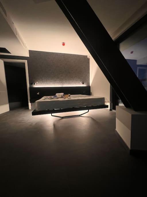 Corner 1 Bed In Mercury With Pool *