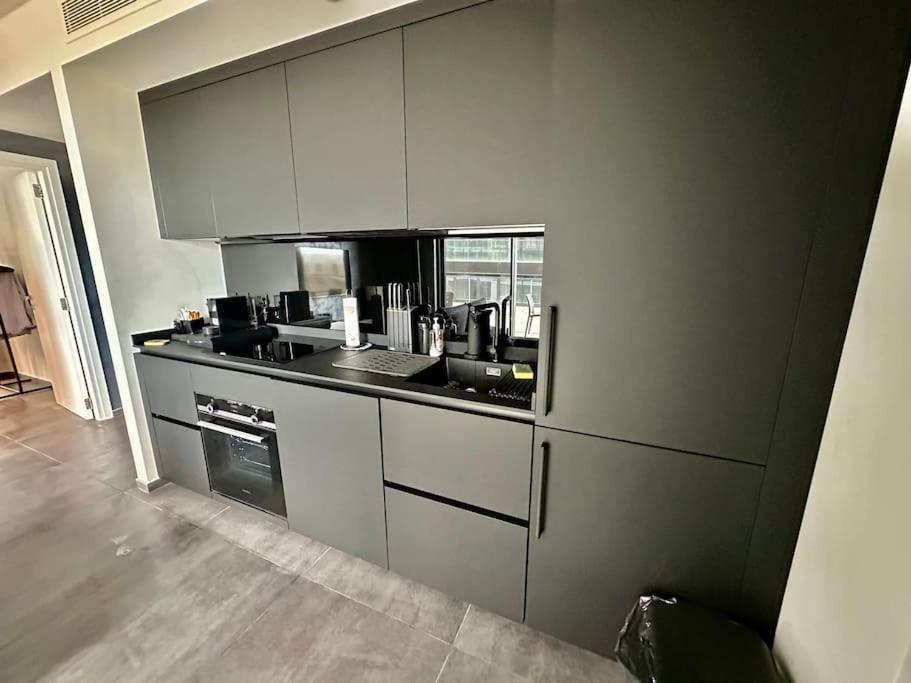 Corner 1 Bed In Mercury With Pool *