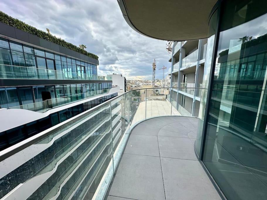 Corner 1 Bed In Mercury With Pool