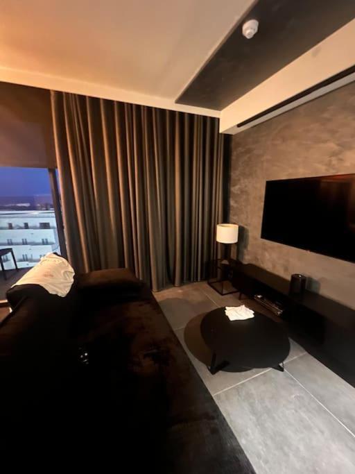Corner 1 Bed In Mercury With Pool *