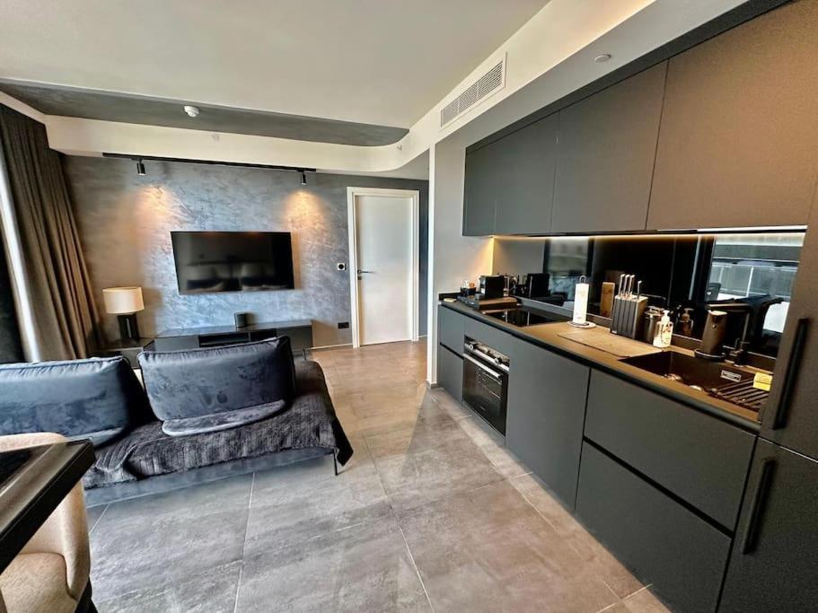 Corner 1 Bed In Mercury With Pool