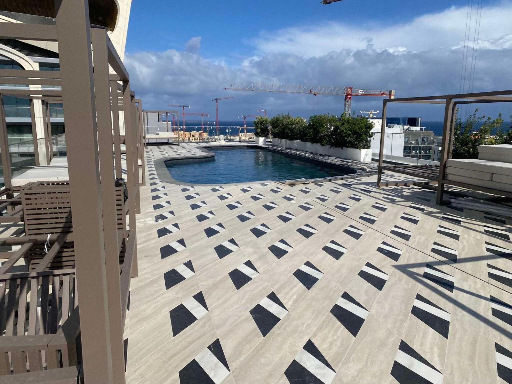 Corner 1 Bed In Mercury With Pool